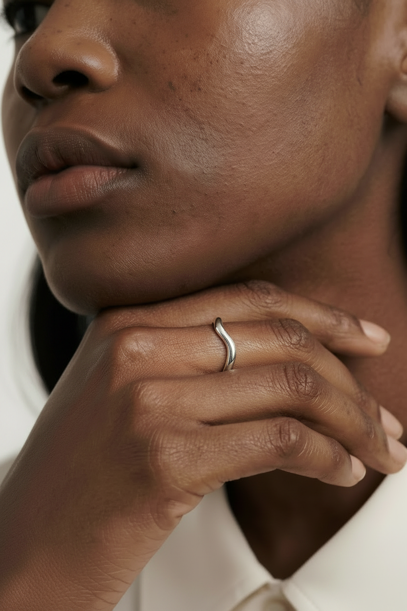 Lumière Wave Ring - Silver - Model Wear