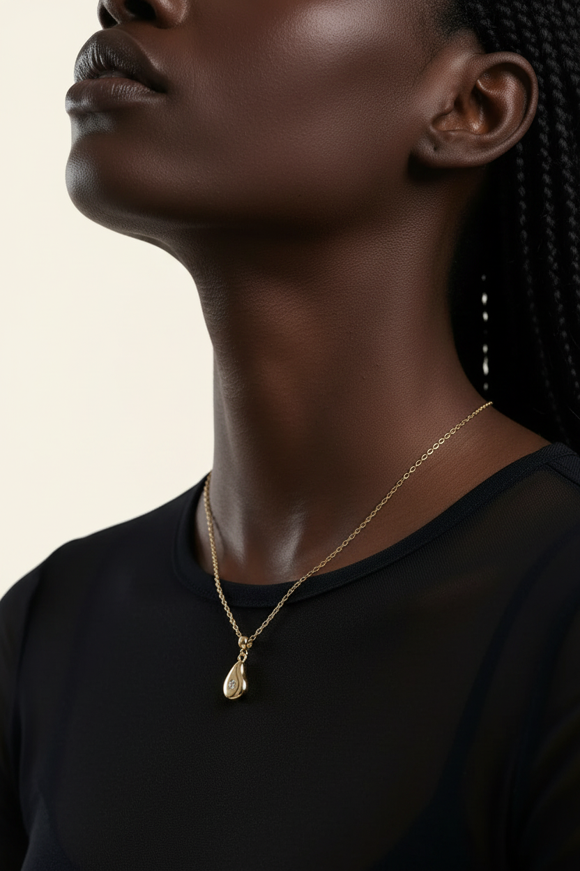 Lumière Drop Necklace Gold - Model Neck