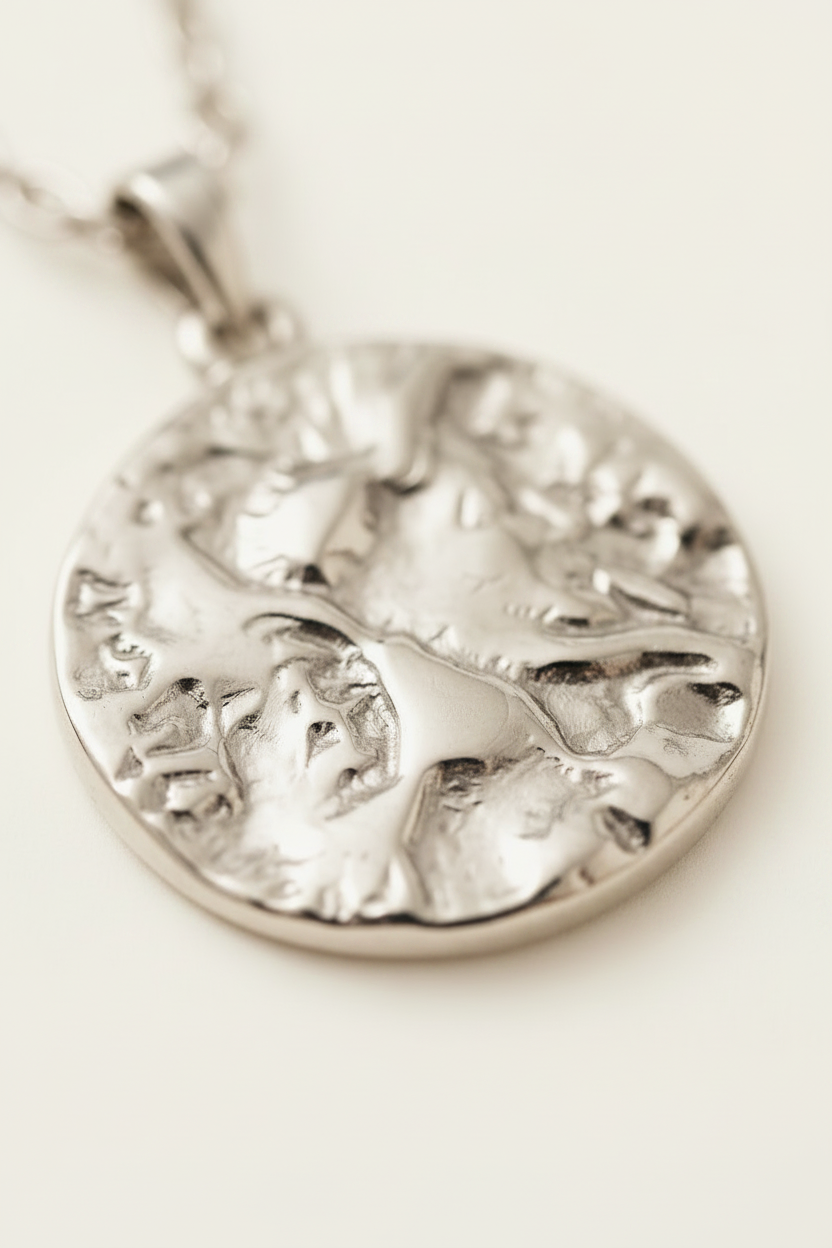 Lumière Medallion Pendant Necklace – Silver, close-up detail