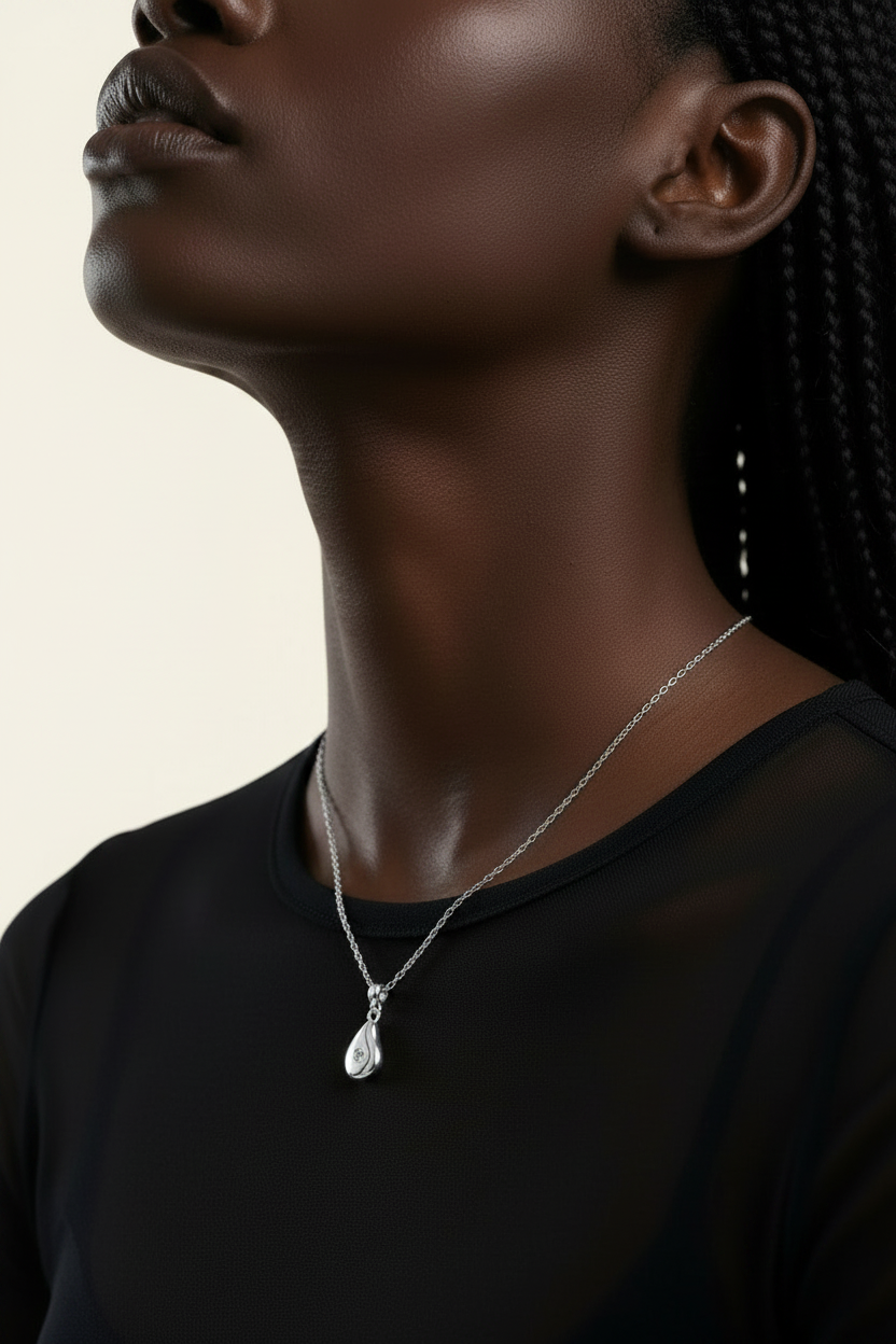 Lumière Drop Necklace Silver - Model Neck